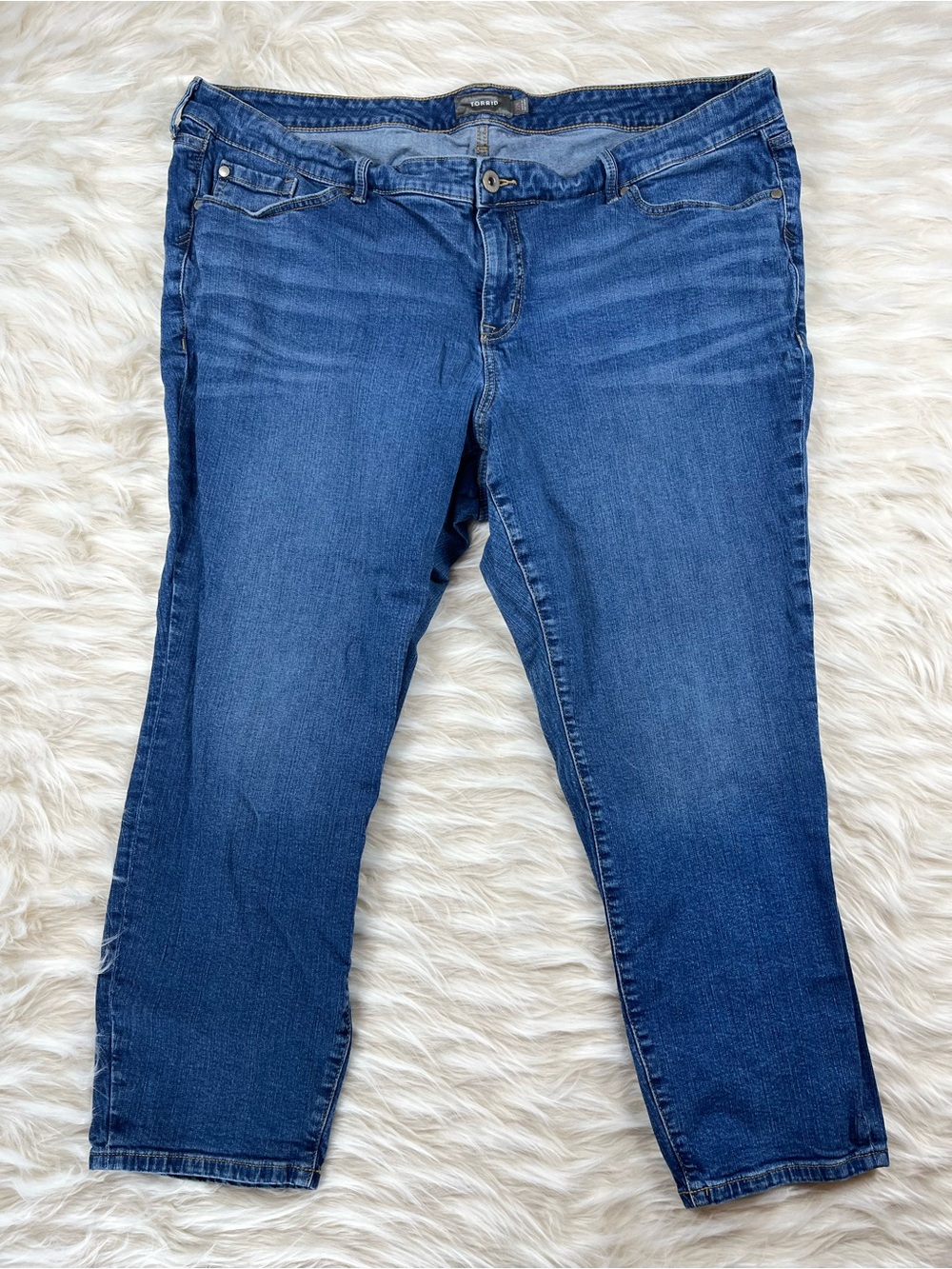 Torrid Jeans Women's 22x26 Mid Rise Cropped Medium Wash
